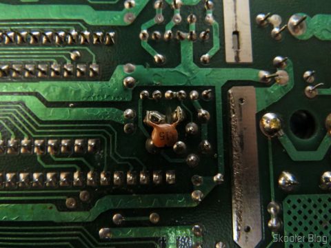 O capacitor "intruso" na placa americana Rev. 17 do Atari 2600