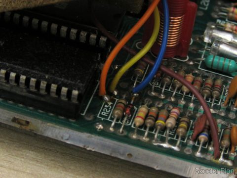 Os 4 fios da plaquinha de transcodificação para PAL-M da Polyvox e o resistor R234 faltando