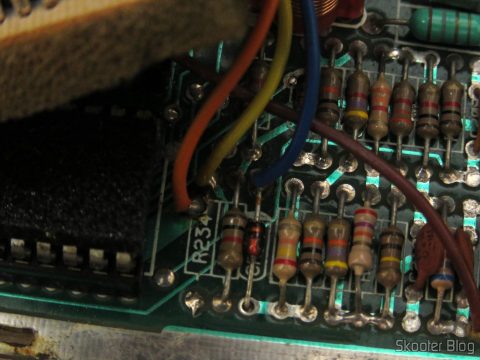 Os 4 fios da plaquinha de transcodificação para PAL-M da Polyvox e o resistor R234 faltando