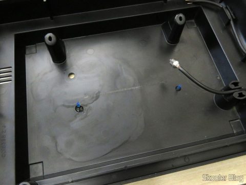 Novas travas para a placa do Atari 2600, feitas com haste de cotonete e cola epoxi.