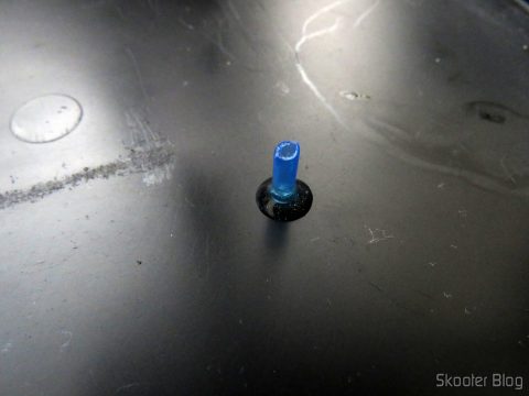 Novas travas para a placa do Atari 2600, feitas com haste de cotonete e cola epoxi.