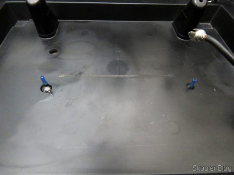 Novas travas para a placa do Atari 2600, feitas com haste de cotonete e cola epóxi.
