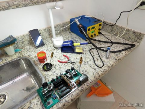 A "bancada" improvisada para o trabalho