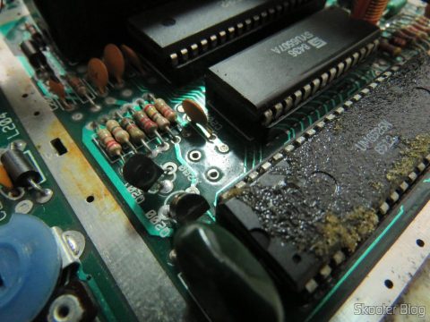 A placa com o cristal oscilador já removido