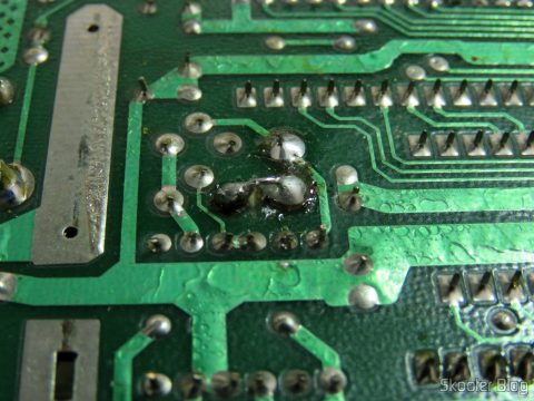 O jumper feito entre uma das pernas do oscilador e uma das pernas do transistor ao lado, restaurando a trilha cortada pela Polyvox