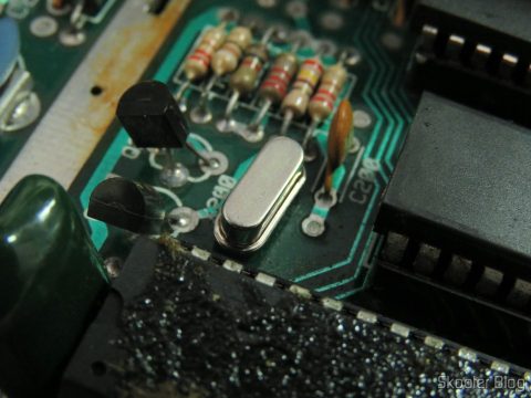 O cristal oscilador de 3,579545 MHz (NTSC) meia caneca já soldado na placa