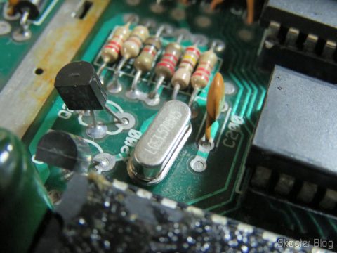 O cristal oscilador de 3,579545 MHz (NTSC) meia caneca já soldado na placa