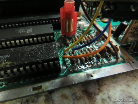 Os pontos onde a plaquinha de PAL-M está soldada à placa principal.