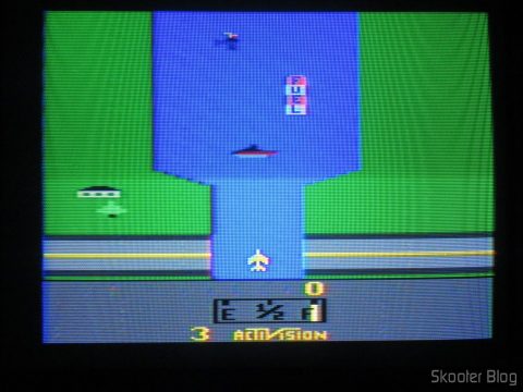 River Raid, no Atari 2600 em fase de-transcodificação.