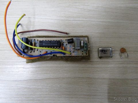 A plaquinha PAL-M, o oscilador PAL-M e o capacitor, os elementos removidos da placa até agora