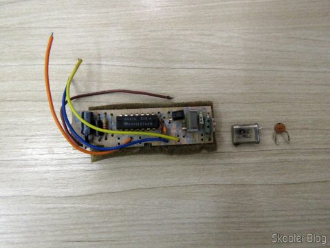 A plaquinha PAL-M, o oscilador PAL-M e o capacitor, os elementos removidos da placa até agora