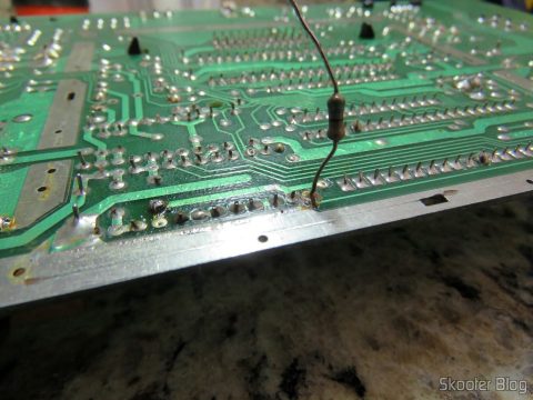Removendo o resistor de 560 ohms, adicionado pela Polyvox.