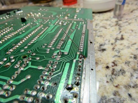 Instalando o resistor de 820 ohms na posição R234 do Atari 2600.
