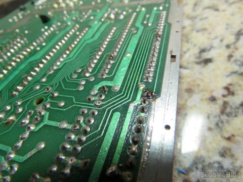 Instalando o resistor de 820 ohms na posição R234 do Atari 2600.