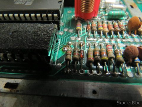 Placa do Atari 2600 com o resistor de 820 ohms já soldado na posição R234.