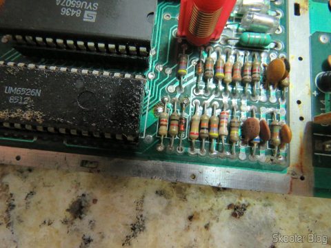 Placa do Atari 2600 com o resistor de 820 ohms já soldado na posição R234.