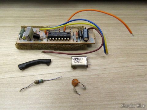 Os elementos removidos nesse processo: plaquinha de PAL-M, resistor de 560 ohms, cristal oscilador PAL-M e capacitor de 1,5nF. Vamos guarda-los com carinho.