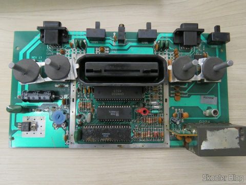 Placa com as novas proteções de poeira e os switches escovados.