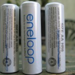 DealExtreme: Pilhas AA Recarregáveis Ni-MH 2000 mAh Sanyo Eneloop (pacote com 4) Pilhas Sanyo Eneloop falsificadas: a tinta da embalagem grudou nas pilhas