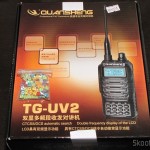 DealExtreme: Pacote c/ 100 Mini-Dados Coloridos e Rádio HT Quansheng Walkie-Talkie Multi-Banda VHF/UHF, Dual Frequency, com VOX, Lanterna e Rádio FM Pacote c/ 100 mini-dados coloridos e Rádio HT Walkie-Talkie Multi-Banda VHF/UHF, Dual Frequency, com VOX, Lanterna e Rádio FM