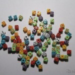 DealExtreme: Pacote c/ 100 Mini-Dados Coloridos (Super Mini Dice (Colorful 100-Pack)) Pacote com 100 mini-dadinhos