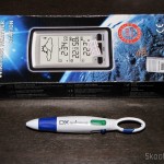 DealExtreme: Caneta Esferográfica de 4 Cores com Logo da DX e Estação de Tempo com LCD de 4", Relógio, Higrômetro, e Sensor de Temperatura Externo e Interno Caneta Esferográfica de 4 Cores com Logo da DX e Estação de Tempo com LCD de 4", Relógio, Higrômetro, e Sensor de Temperatura Externo e Interno