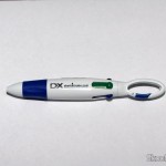DealExtreme: Caneta Esferográfica de 4 Cores com Logo da DX (Unique 4 Colors Ball Point Pen with DX Logo) Caneta Esferográfica de 4 Cores com Logo da DX
