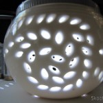 DealExtreme (DX): Lâmpada Cerâmica Decorativa com Luz Multicolorida, Alimentada com Energia Solar, com Padrão de Folha de Maple, Branca (Stylish Ceramic Solar Powered Multicolored Light Decorative Lamp with Maple Leaf Pattern – White) Lâmpada Cerâmica Decorativa com Luz Multicolorida, Alimentada com Energia Solar, com Padrão de Folha de Maple, Branca, c/ a chave na posição do LED branco