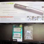 Pacote da DX com o Pacote com 4 Baterias AA Recarregáveis NiMH 2100mAh Sony CycleEnergy Genuínas (Genuine Sony CycleEnergy 2100mAh Ni-MH Rechargeable AA Batteries (4-Pack)), o Cartão de Memória Micro SDHC / TF Sandisk Genuíno 16GB (Genuine SanDisk Micro SDHC / TF Memory Card (16GB)) e o Scanner de Mão A4 sem fio com LCD 1.5", USB, e Slot para Cartão Micro SDHC/TF, 2 pilhas AA (1.5" LCD Cordless Handheld A4 Scanner with USB + TF Card Slot (2*AA))