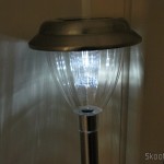 Lâmpada de Jardim de Aço Inoxidável com Luz de LED Branca Auto-Recarregável com Energia Solar (1*AA) (Stainless Steel Solar Powered Self-Recharged LED White Light Lawn Lamp (1*AA)) acesa