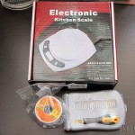 TinyDeal: Rolo de Fio de Solda com 0,8mm de Diâmetro, Balança de Cozinha de 7Kg com precisão de 1g, e Conjunto Profissional 21 em 1 de Chaves de Fenda de Precisão O Rolo de Fio de Solda com 0,8mm de Diâmetro (Roll of 0.8mm Diameter Solder Wire Reel), a Balança de Cozinha de 7Kg com precisão de 1g (7kg x 1g Kitchen Helper Weighing Scale), e o Conjunto Profissional 21 em 1 de Chaves de Fenda de Precisão (21 in 1 Professional Precision Screwdriver Set)