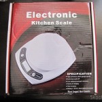 TinyDeal: Balança de Cozinha de 7Kg com precisão de 1g (7kg x 1g Kitchen Helper Weighing Scale) Balança de Cozinha de 7Kg com precisão de 1g (7kg x 1g Kitchen Helper Weighing Scale) em sua caixa