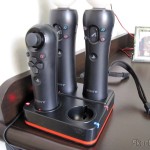 DealExtreme (DX): Estação de Recarga Quadrupla para Controles Playstation Move do Playstation 3 (Quadruple Port Charging Station for PlayStation 3 Move Controllers – Black) Estação de Recarga Quadrupla para Controles Playstation Move do Playstation 3 (Quadruple Port Charging Station for PlayStation 3 Move Controllers – Black) em funcionamento