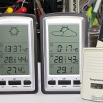 DealExtreme (DX): Estação de Tempo com LCD de 4″, Relógio, Higrômetro, e Sensor de Temperatura Interno e Externo Sem Fio (4″ LCD Wireless Out/Indoor Weather Station with Clock and Outdoor Temperature Sensor (2*AA)) As duas Estações de Tempo com LCD de 4″, Relógio, Higrômetro, e Sensor de Temperatura Interno e Externo Sem Fio (4″ LCD Wireless Out/Indoor Weather Station with Clock and Outdoor Temperature Sensor (2*AA)) funcionando lado a lado