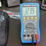Multímetro Digital Minipa ET-997 com LCD de 3.0" (Tensão + Corrente + Resistência + Temperatura / 1*6F22) (ET-997 3.0" LCD Handheld Digital Multimeter (Voltage + Current + Resistance + Temperature / 1*6F22)) medindo tensão