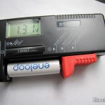 DealExtreme (DX): Testador Digital de Carga de Pilhas/Baterias com LCD de 3.5″ (3.5″ LCD Digital Battery Power Level Tester) Testador Digital de Carga de Pilhas/Baterias com LCD de 3.5″ (3.5″ LCD Digital Battery Power Level Tester), em funcionamento