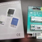 DealExtreme (DX): Balança de Precisão Digital de Bolso (Máximo 300g / Resolução 0.01g) e Pacote com 4 Pilhas Recarregáveis AAA Sony 1.2V 800mAh Balança de Precisão Digital de Bolso (Máximo 300g / Resolução 0.01g) e Pacote com 4 Pilhas Recarregáveis AAA Sony 1.2V 800mAh