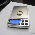 Balança de Precisão Digital de Bolso (Máximo 300g / Resolução 0.01g) (Precision Digital Pocket Scale (300g Max / 0.01g Resolution)) pesando uma aliança de ouro