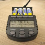 Amazon via Shipito: Carregador de Pilhas La Crosse Technoly Alpha Power BC1000 (La Crosse Technology Alpha Power Battery Charger, BC1000) Carregador de Pilhas La Crosse Technoly Alpha Power BC1000 (La Crosse Technology Alpha Power Battery Charger, BC1000) em funcionamento, display mostrando diferentes informações para cada pilha