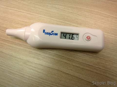 Termômetro Corporal Digital com Sensor Infravermelho LCD 1.0″ (32~42,9º C / 1 x CR2032) (Portable 1.0″ LCD Digital Infrared Body Thermometer (32~42.9 ‘C / 1 x CR2032)), após uma medição: febre (simulei tirando a temperatura de meu roteador ;) )