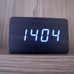 DealExtreme (DX): Relógio com Alarme Estilo Madeira c/ LED Azul e Temperatura (Wood Style Alarm Clock w/ Blue LED + Temperature – Black + Grey (4 x AAA/USB)) Relógio com Alarme Estilo Madeira c/ LED Azul e Temperatura (Wood Style Alarm Clock w/ Blue LED + Temperature – Black + Grey (4 x AAA/USB)), em funcionamento, mostrando as horas