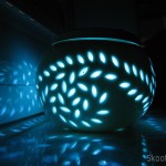 DealExtreme (DX): 3 Lâmpadas Decorativas com 2 LEDs, Luz Branca 1W 6 lumens 5500~6000K + RGB (Vermelha, Verde e Azul) com Padrão de Folha de Maple (Maple Pattern 1W 6lm 5500~6000K 2-LED White + RGB Light Decoration Lamp - White) Lâmpada Decorativa com 2 LEDs, Luz Branca 1W 6 lumens 5500~6000K + RGB (Vermelha, Verde e Azul) com Padrão de Folha de Maple em funcionamento