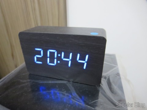 Relógio com Alarme Estilo Madeira c/ LED Azul e Temperatura (Wood Style Alarm Clock w/ Blue LED + Temperature – Black + Grey (4 x AAA/USB)), você já viu no Skooter Blog