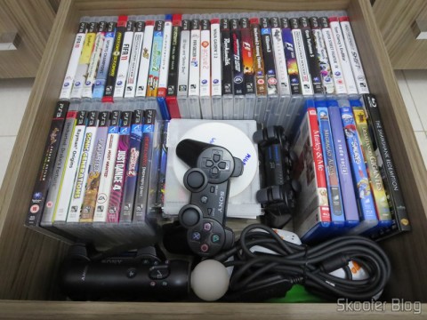 E minha gaveta Playstation 3 com muitos dos jogos e acessórios que você também já viu aqui no Skooter Blog