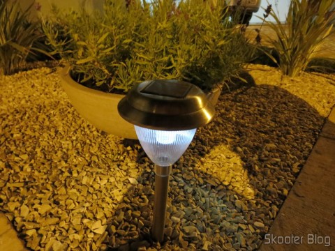 Lâmpada de Jardim de Aço Inoxidável com Luz de LED Branca Auto-Recarregável com Energia Solar (1*AA) também já vista no Skooter Blog