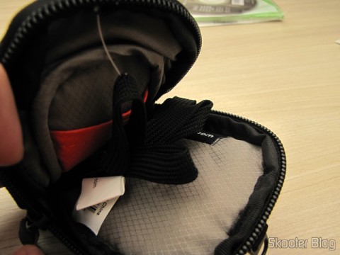 Parte interna da Bolsa para Câmera Compacta Case Logic DCB-301 (Case Logic DCB-301 Compact Camera Case – Black)