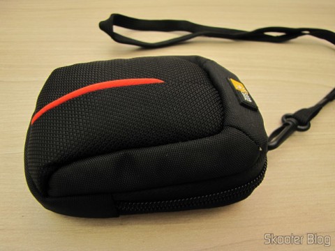 Bolsa para Câmera Compacta Case Logic DCB-301 (Case Logic DCB-301 Compact Camera Case – Black) com a Câmera Digital Canon PowerShot ELPH 330 HS 12.1 MP Wi-Fi CMOS Zoom Óptico 10X Lentes 24mm Video Full HD 1080p (Canon PowerShot ELPH 330 HS 12.1 MP Wi-Fi Enabled CMOS Digital Camera with 10x Optical Zoom 24mm Wide-Angle Lens and 1080p Full HD Video (Black)) e a bateria reserva dentro