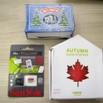 DealExtreme (DX): Pisca-Pisca de Natal com 60 Lâmpadas LEDs de Luz Branca, 8 metros, Para-Porta Estilo Folha de Maple Vermelho, e Cartão de Memória Sandisk Genuíno Micro SDXC / TF c/ Adaptador SD 64GB Classe 10 Pisca-Pisca de Natal com 60 Lâmpadas LEDs de Luz Branca, 8 metros (60-LED White Light Solar Christmas Lamp String - Dark Green (8m-Cable)), Cartão de Memória Sandisk Genuíno Micro SDXC / TF c/ Adaptador SD 64GB Classe 10 (Genuine SanDisk Micro SDXC / TF Memory Card w/ SD Card Adapter - Grey + Red (64GB / Class 10)), e Para-Porta Estilo Folha de Maple Vermelho (Maple Leaf Style Door Stopper Guard - Red)