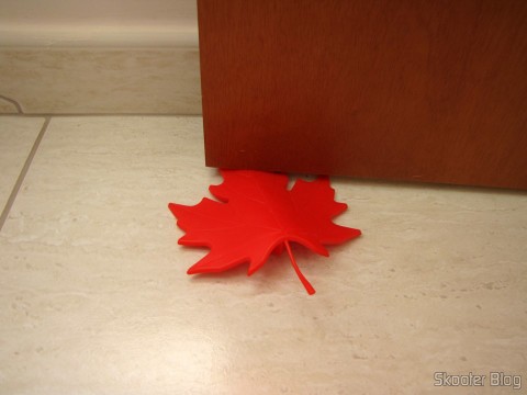 Para-Porta Estilo Folha de Maple Vermelho (Maple Leaf Style Door Stopper Guard - Red), em uso