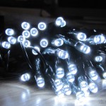 Lâmpadas LED do Pisca-Pisca de Natal com 60 Lâmpadas LEDs de Luz Branca, 8 metros (60-LED White Light Solar Christmas Lamp String – Dark Green (8m-Cable)), em funcionamento